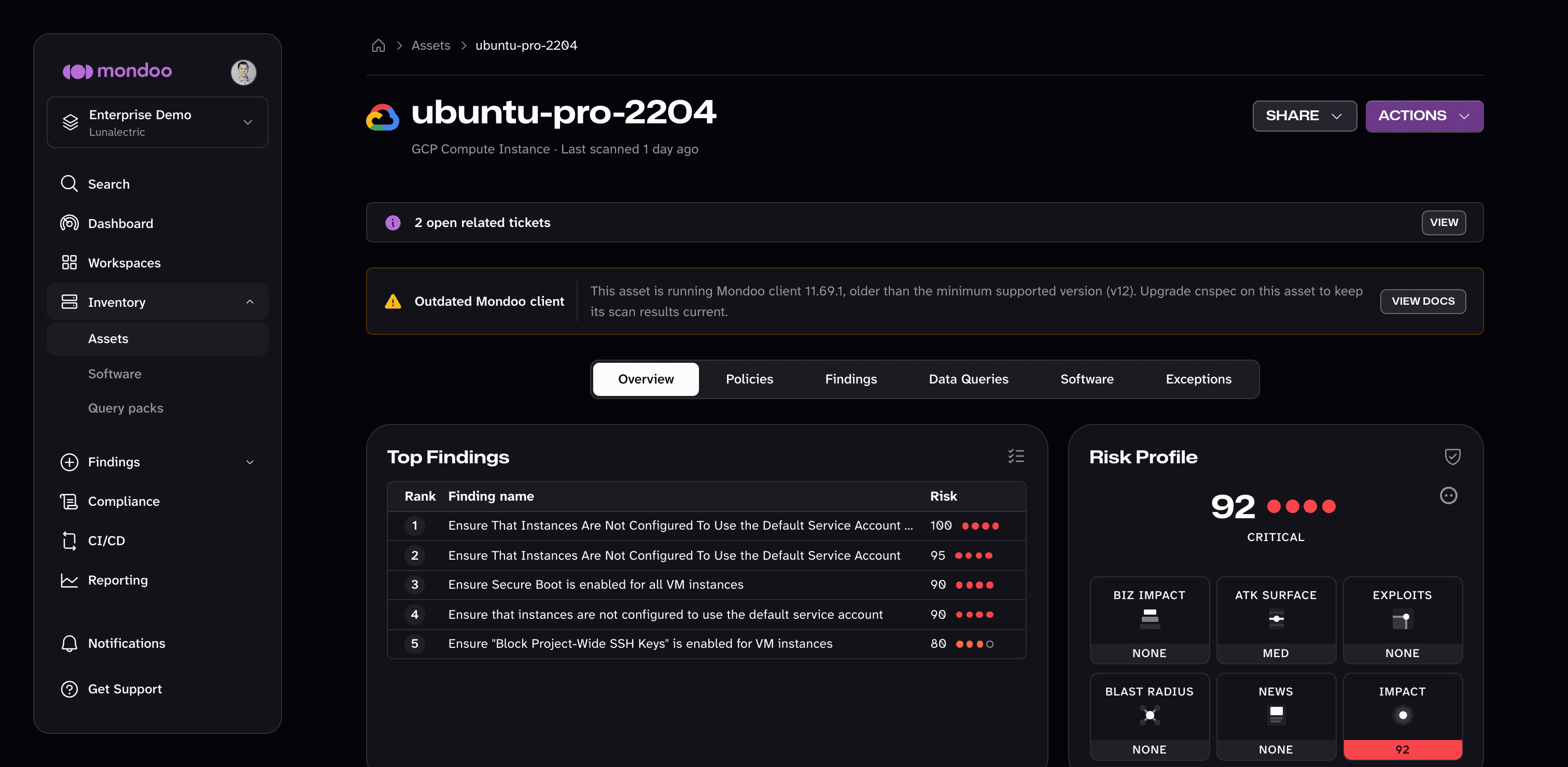 The overview page of a Linux instance in the Mondoo App, showing its top findings and risk profile